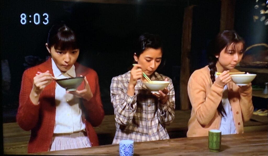 川口春奈と黒島結菜と上白石萌歌が食事をしているところ