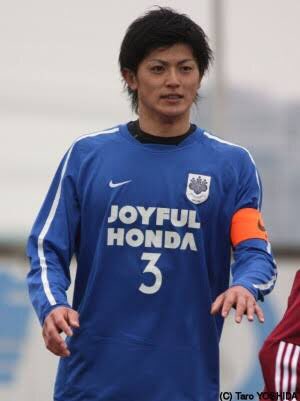 青い長袖のサッカーユニフォームを着ている谷口彰悟選手