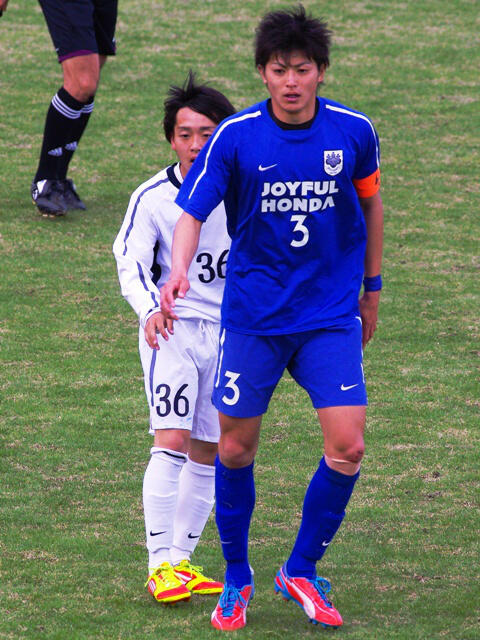 青いユニフォームを着ている全身の谷口彰悟選手