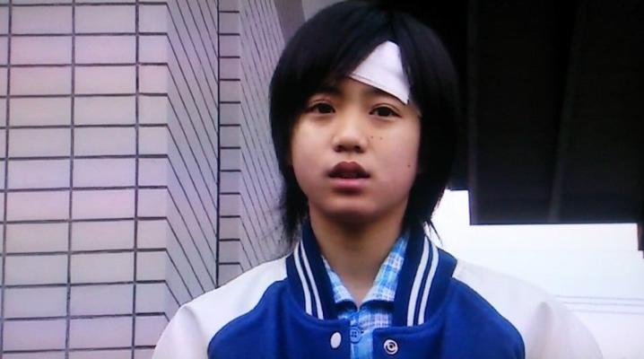 13歳の仮面ライダー電王に出ている頭に包帯を巻いた小越勇輝